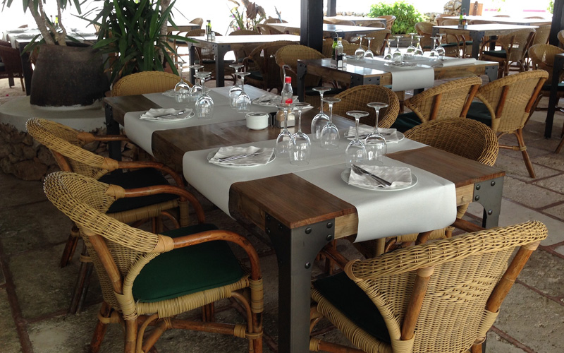 Nuestras mesas bar Boston hacen parte del mobiliario en el Restaurante Asador El Grill, en Mahón (Menorca)