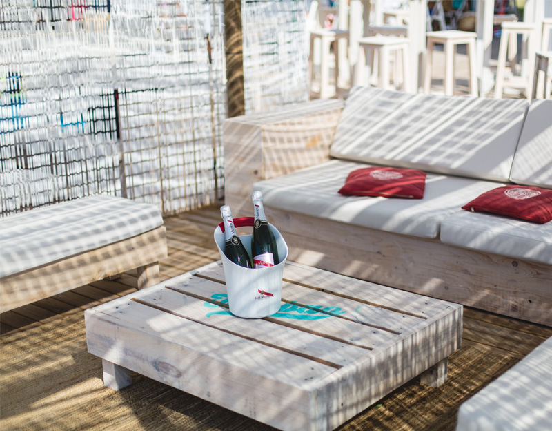 TUMBAO BEACH CLUB y su nuevos espacios con nuestros sofás, mesas de centro y más muebles de la línea Nature