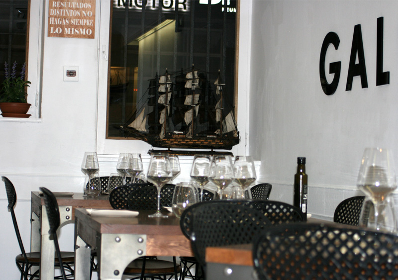Nuestras mesas de bar Boston inundan el salón del restaurante Galerna en San Sebastián